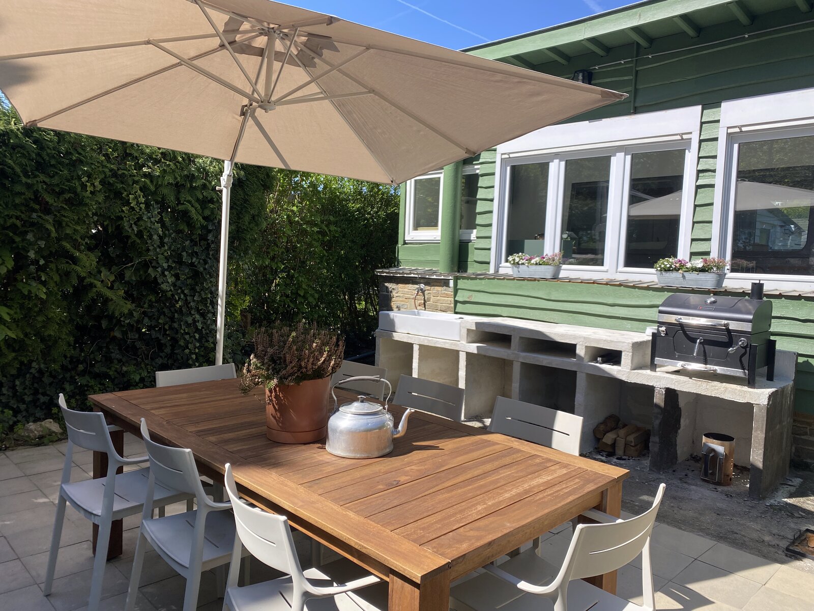 Table sur la terrasse
